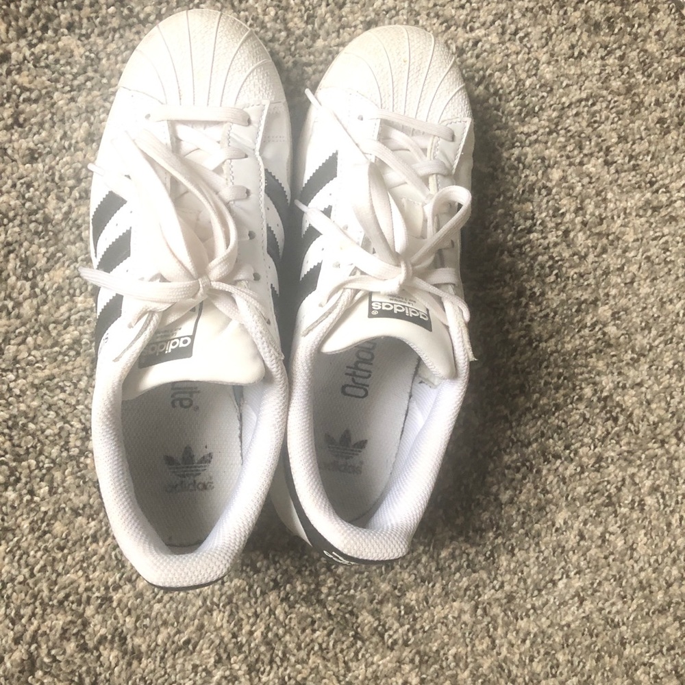 Adidas superstars!
